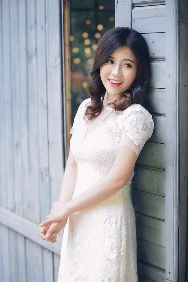 Nữ MC xinh đẹp tên Cao Vy đã tới chương trình bảy tỏ tình cảm với Quang Bảo. Cuối cùng, nam MC quyết định nắm tay đồng nghiệp ra về.