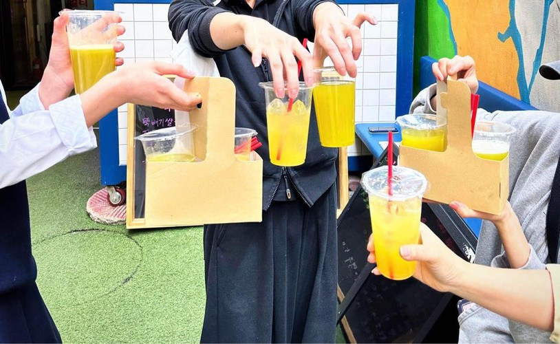 Với một ly nước mía như vậy chị Phương bán với giá 5.000 won (khoảng 90.000 đồng). Mặc dù đã huy động thêm nhiều nhân lực, 7 người cạo mía, 3 người chuyên ép mía nhưng vẫn không đủ phục vụ khách hàng. Nhiều tốp khách có tới 15-20 người xếp hàng chờ mua một lượt. Thậm chí họ còn hỏi cửa hàng của chị Phương ở đâu để sau khi kết thúc lễ hội sẽ quay lại uống tiếp.