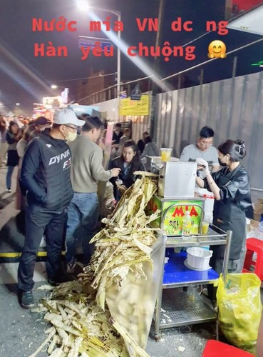 Những ngày vừa qua, mạng xã hội rần rần chia sẻ xe bán nước mía của nhóm bạn trẻ người Việt tại Hàn Quốc. Nhìn lượng khách xếp hàng dài chỉ để đợi mua nước mía khiến ai nấy đều xuýt xoa đồ uống Việt đã vươn tầm thế giới.