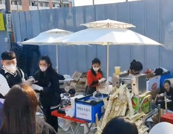 Từ 1,2 người uống ngon, họ kéo theo bạn bè vào uống, cứ thế lượng khách đông lên khiến chị xoay sở không kịp.