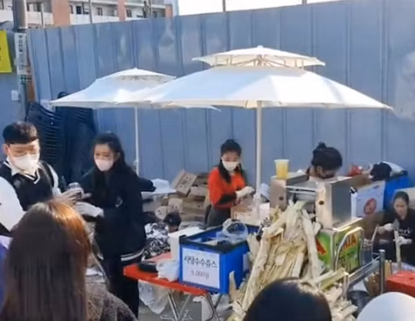 Từ 1,2 người uống ngon, họ kéo theo bạn bè vào uống, cứ thế lượng khách đông lên khiến chị xoay sở không kịp.