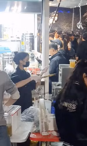 Ngoài “tiệm nước mía” gây bão mạng xã hội, chị Phương còn có một quán phở, một tiệm ăn.