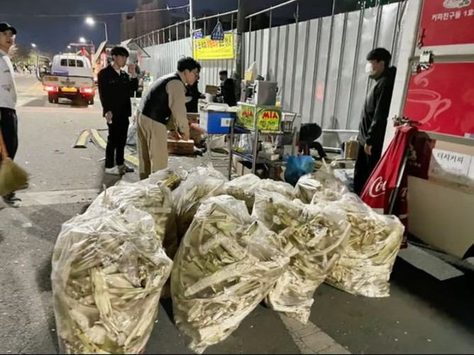 Tuy nhiên, ít ai biết rằng, chủ nhân của xe đẩy nước mía này thực chất là một bà chủ lớn, đã định cư tại Hàn Quốc lâu năm.