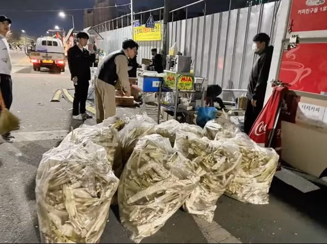 Tuy nhiên, ít ai biết rằng, chủ nhân của xe đẩy nước mía này thực chất là một bà chủ lớn, đã định cư tại Hàn Quốc lâu năm.