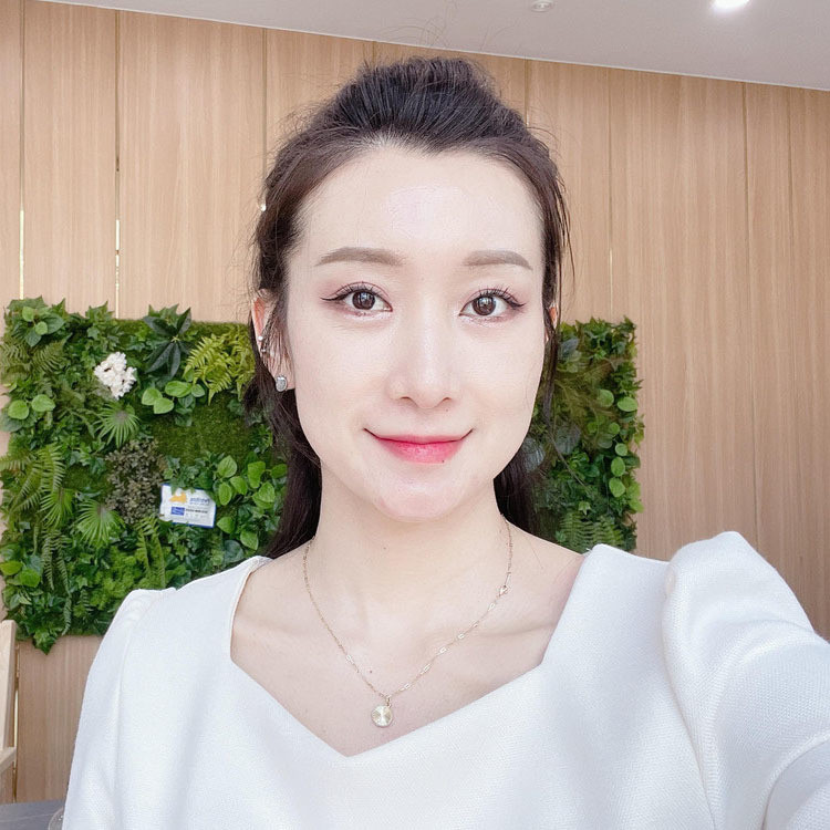 Chính vì thế, trong dịp lễ hội hoa anh đào ở Hàn Quốc vừa qua, người phụ nữ nảy ra ý tưởng đem 2 chiếc máy ép nước mía ra khu vực lễ hội bán thử xem sao.