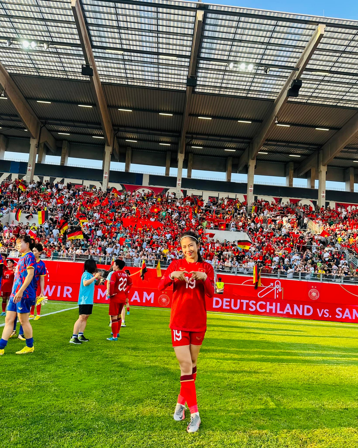 Đội tuyển bóng đá nữ Việt Nam đã có trận đấu vô cùng dũng cảm trước đội tuyển nữ Đức. Thầy trò HLV Mai Đức Chung chỉ để thua đội hạng 2 FIFA với tỉ số sát nút 1-2. Người ghi bàn thắng cho dội tuyển Việt Nam là nữ tiền đạo trẻ Thanh Nhã.