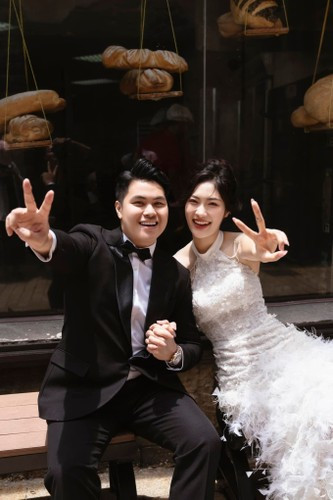 Chồng của Việt Hương là Vương Anh (sinh năm 1997). Anh từng là sinh viên ngành Trinh sát cảnh sát của Học viện Cảnh sát nhân dân.