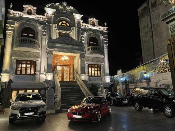 Đáng chú ý, gia đình anh chàng còn sở hữu căn biệt thự cực sang. Biệt thự lộng lẫy với tông màu trắng cực sang trọng, phía trước còn có khoảng sân rộng để đỗ xe ô tô.