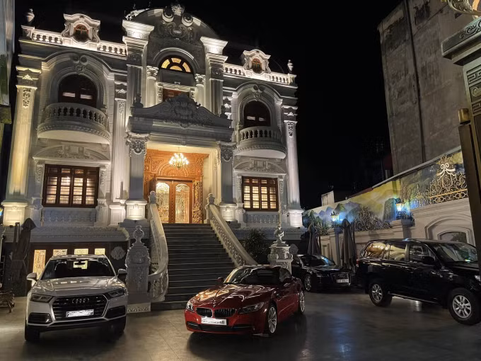 Đáng chú ý, gia đình anh chàng còn sở hữu căn biệt thự cực sang. Biệt thự lộng lẫy với tông màu trắng cực sang trọng, phía trước còn có khoảng sân rộng để đỗ xe ô tô.