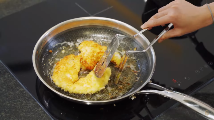 Mới đây trước nghi vấn không biết nấu ăn, cô nàng Xoài Non đã trổ tài vào bếp, thể hiện khả năng bếp núc của mình với mẹ chồng.