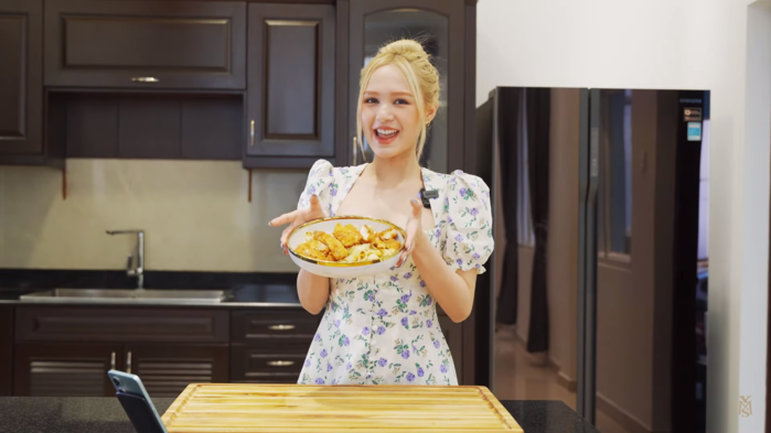 Xoài Non cho biết, đây là lần đầu tiên cô thực hiện món ăn này, nhưng vì muốn thử thách chính mình nên cô sẽ nấu và mời mẹ chồng làm "ban giám khảo".