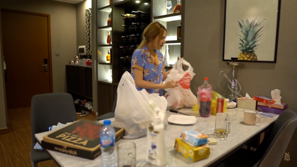 Dù không quá chuyên nghiệp thế nhưng nhìn tổng thể món ăn trông khá chỉn chu và ngon mắt. Đặc biệt, khi cô mời mẹ chồng ăn thử thì mẹ chồng lập tức khen ngon.