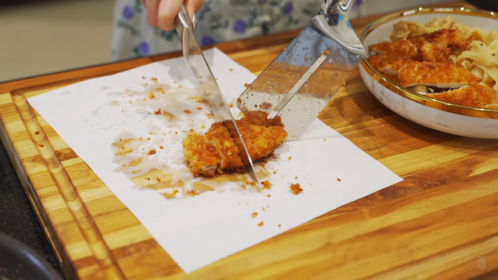 Cụ thể, trong video mới nhất đăng tải trên kênh Youtube Xoài Vlog, cô nàng Xoài Non đã tự tay vào bếp, thực hiện món "mì ý sốt kem chanh" theo video hướng dẫn trên TikTok.