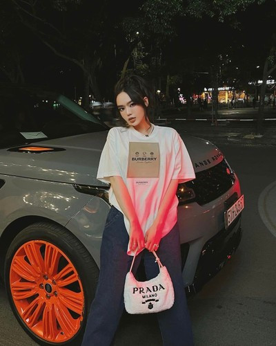 Vân Tiny tên thật Nguyễn Hải Vân (SN 1992), từng được biết đến là hot girl Sài thành nhờ sở hữu nhan sắc xinh đẹp, quyến rũ.