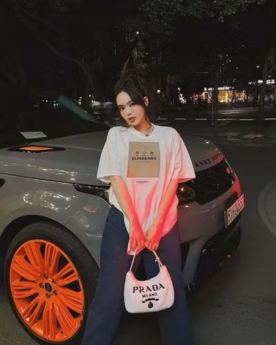 Vân Tiny tên thật Nguyễn Hải Vân (SN 1992), từng được biết đến là hot girl Sài thành nhờ sở hữu nhan sắc xinh đẹp, quyến rũ.