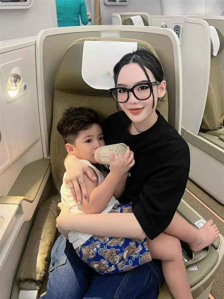 Trước đó vào tháng 7, bà xã Youtuber Fabo Nguyễn cũng đăng tin tìm vú nuôi chăm sóc cho con trai nhưng có vẻ như vợ chồng cô vẫn chưa chốt được người ưng ý.