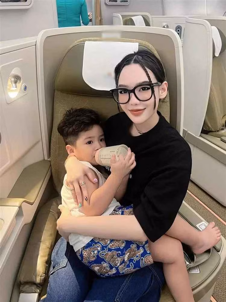 Trước đó vào tháng 7, bà xã Youtuber Fabo Nguyễn cũng đăng tin tìm vú nuôi chăm sóc cho con trai nhưng có vẻ như vợ chồng cô vẫn chưa chốt được người ưng ý.