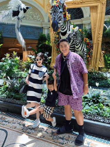 Vân Tiny cho biết, con trai mình rất ngoan ngoãn và đáng yêu. Nhưng bà xã Fabo Nguyễn nhận là người rất kĩ tính trong việc trông con, nên ai chưa có kinh nghiệm hoặc chỉ chăm con cháu trong nhà hot mom sẽ không nhận.