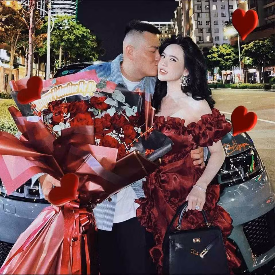 Do hiện tại Corbin (quý tử nhà Vân Tiny) đã đi học (từ 7h sáng - 4h chiều) nên chủ yếu chăm buổi sáng và chiều lúc bé học về. Trong thời gian cậu bé đi học thì làm những việc liên quan đến em bé hoặc phụ lặt vặt trong gia đình.