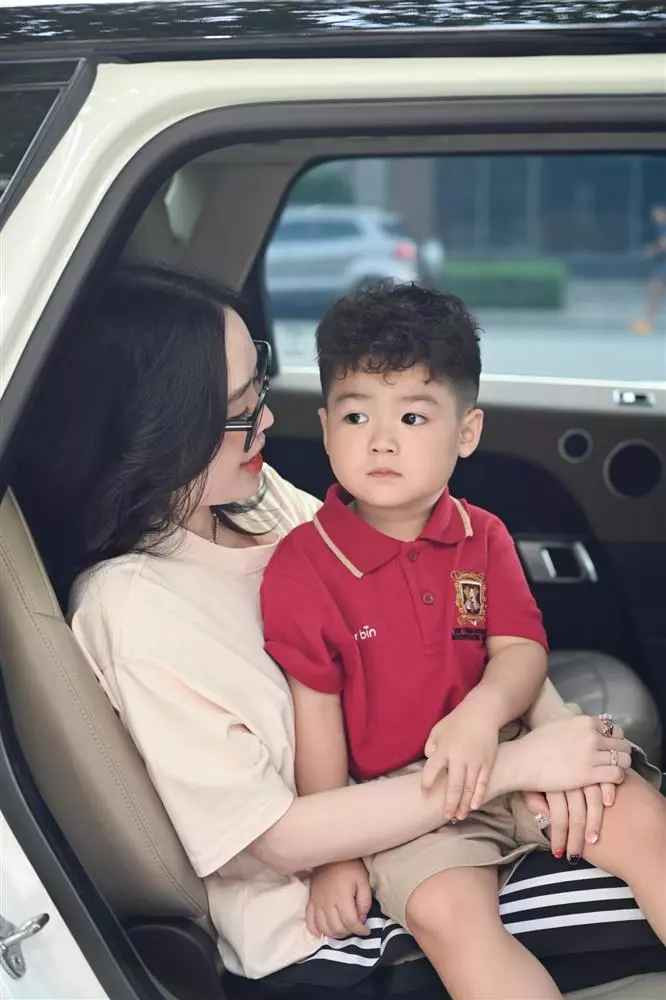 Công việc chính mà bảo mẫu nhà Vân Tiny phải làm là chăm bé, cho ăn, tắm rửa, giặt đồ, dọn phòng và chơi đùa cùng bé