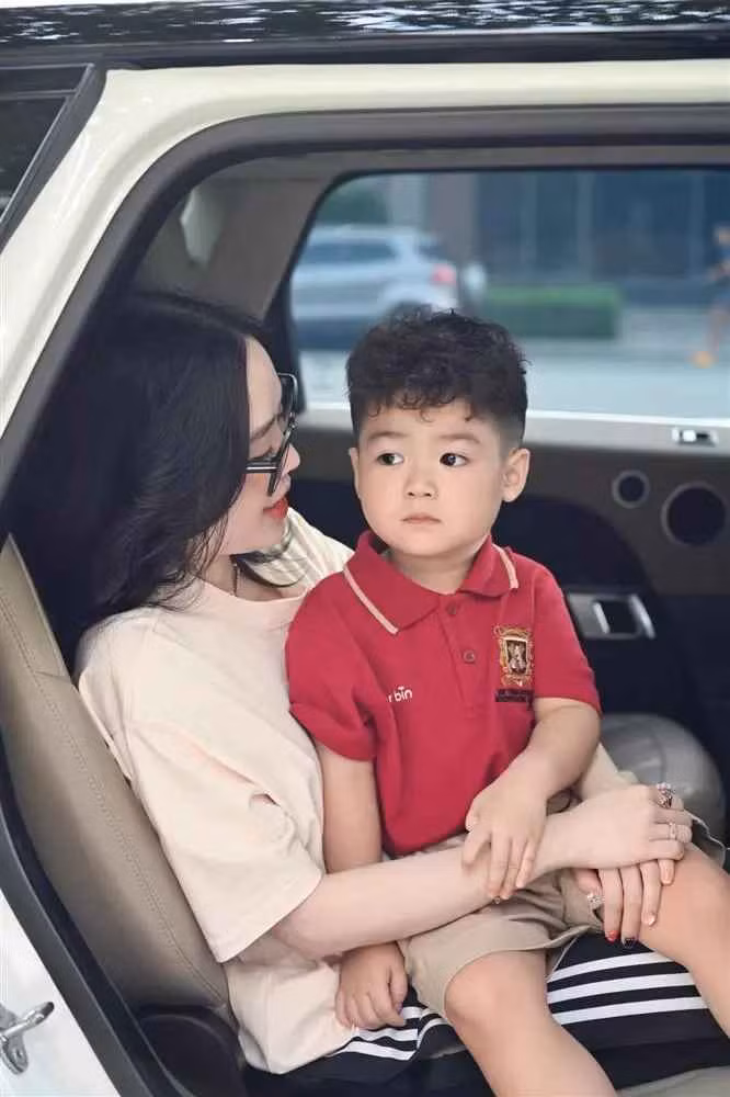 Công việc chính mà bảo mẫu nhà Vân Tiny phải làm là chăm bé, cho ăn, tắm rửa, giặt đồ, dọn phòng và chơi đùa cùng bé