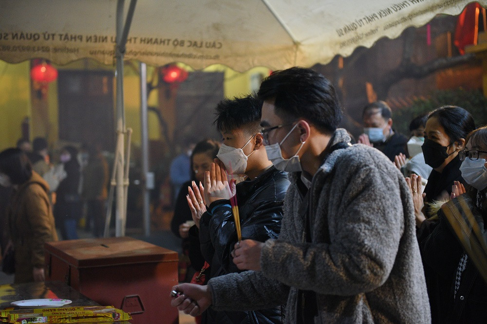 Theo ghi nhận của PV, càng ngày lượng người đổ về chùa Quán Sứ ngày một đông, ai cũng mong muốn cho một năm mới đến với mình thật nhiều niềm vui và sức khoẻ.