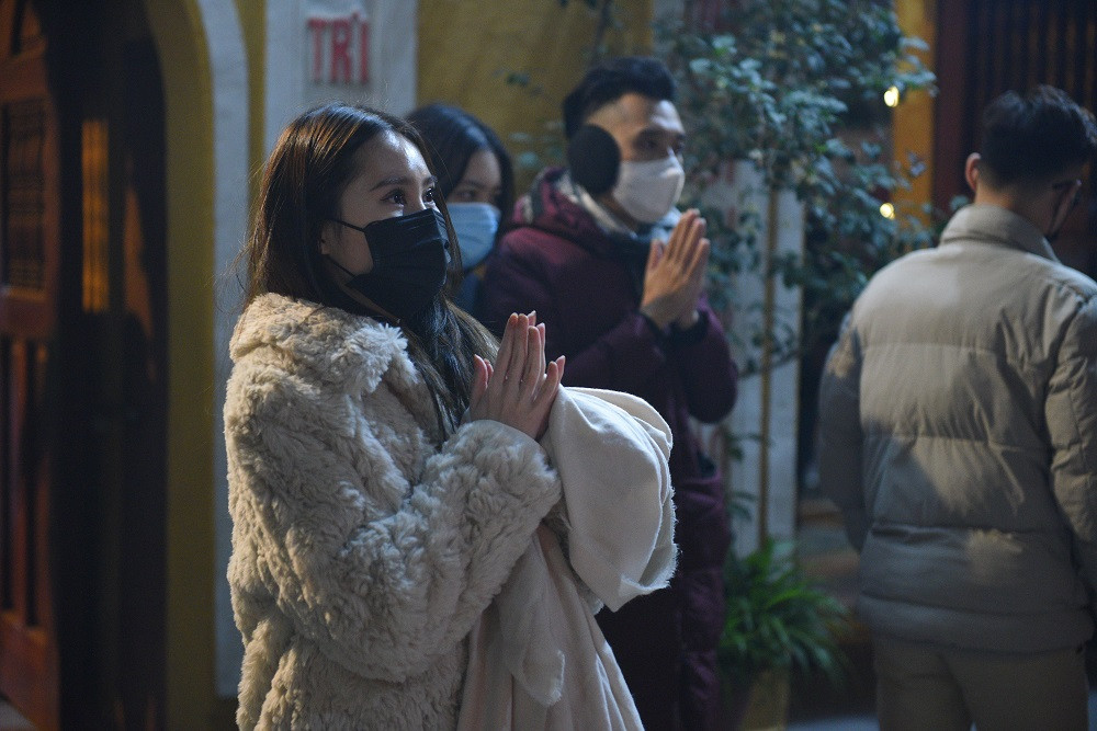 Mặc dù đã hơn 1 giờ sáng Mồng 1 Tết Nhâm Dần nhưng lượng người đổ về chùa vẫn còn rất đông