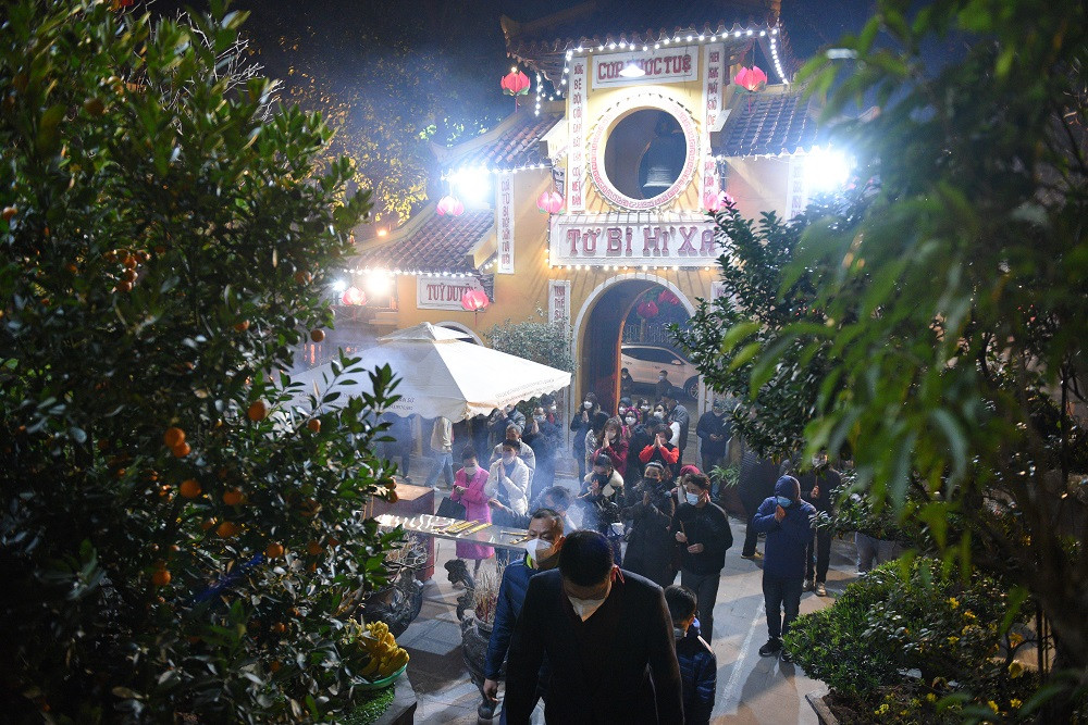 Người dân đi lễ khá ý thức khi tuân thủ 5K với việc đeo khẩu trang, khai báo y tế...