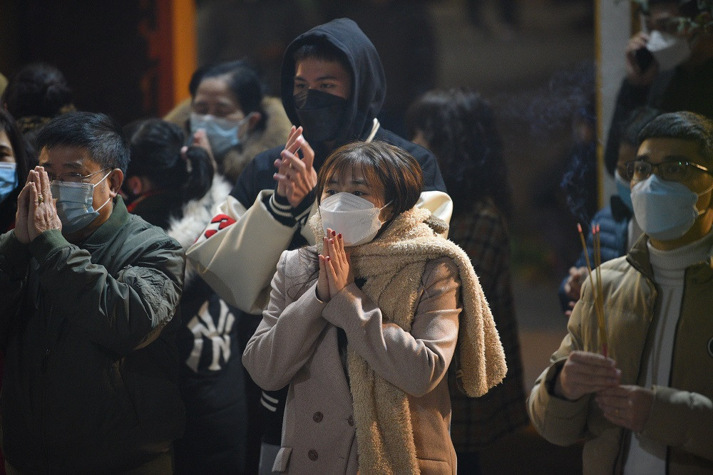 Khói hương phảng phất trong khuôn viên chùa Quán Sứ khiến càng tôn thêm vẻ tôn nghiêm, thanh tịnh của nơi này.