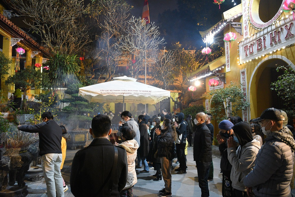 Tại một số ngôi chùa linh thiêng Hà Nội như Quán Sứ người dân đến thắp hương, xin lộc, cầu may...