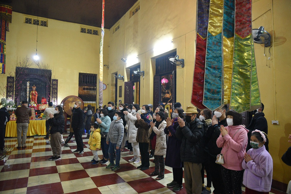 Dù lượng người dân đổ về chùa đi lễ khá đông nhưng ngay ngoài cửa, những tấm biển hướng dẫn tuân thủ quy định 5K của Bộ Y tế được nhà chùa treo lên.