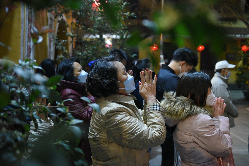 Người dân Hà Nội tuân thủ 5K trong giờ phút đầu năm mới.