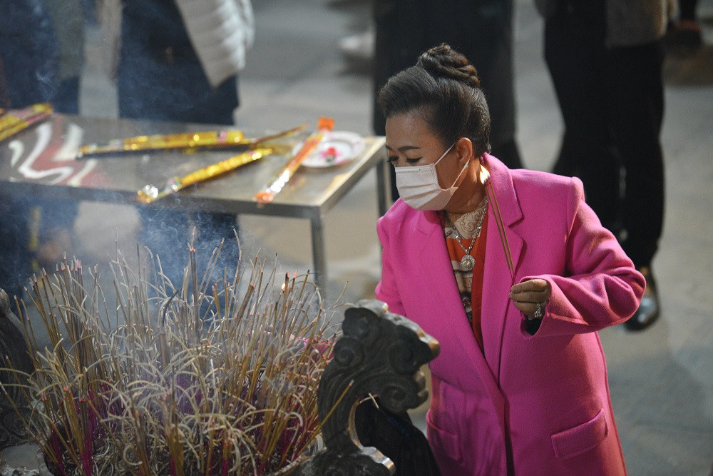 Do không được mang nhang vào trong, mọi người phải thắp ngay bên ngoài.