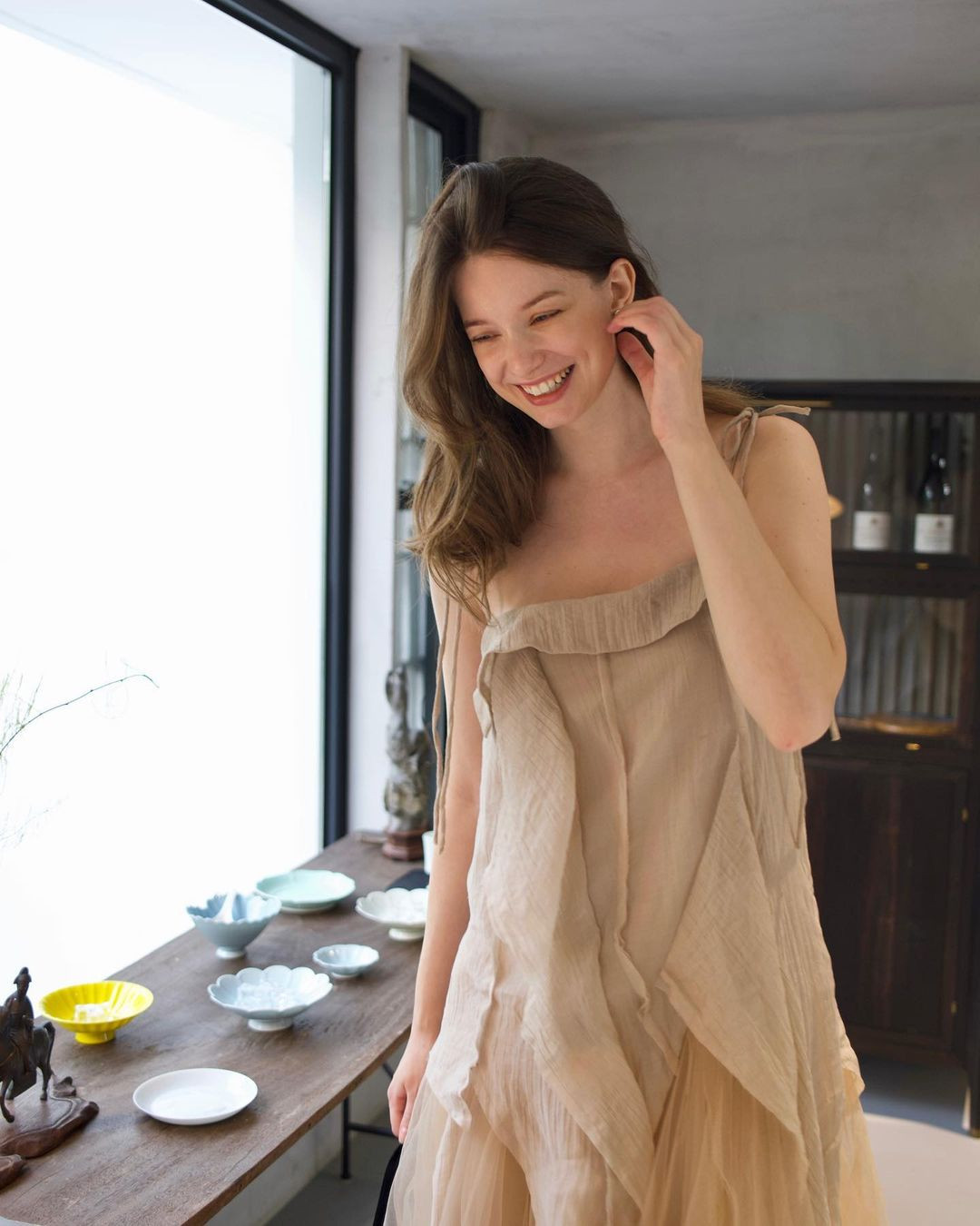 Được biết, mẹ của cô là người Nga lai Mông Cổ, còn cha là người Belarus lai Ba Lan.