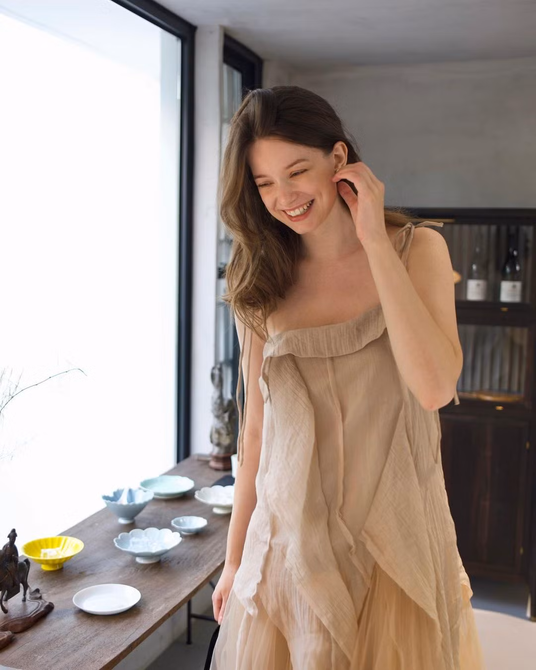 Được biết, mẹ của cô là người Nga lai Mông Cổ, còn cha là người Belarus lai Ba Lan.