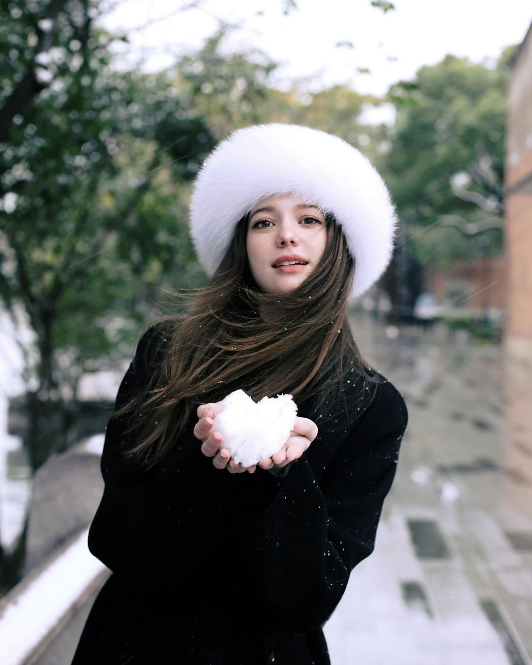 Hiện tại, Anastasia Cebulska đã làm mẹ. Vào tháng 3 vừa qua, cô từng gây chú ý khi chia sẻ những hình ảnh ở những tháng cuối thai kỳ.