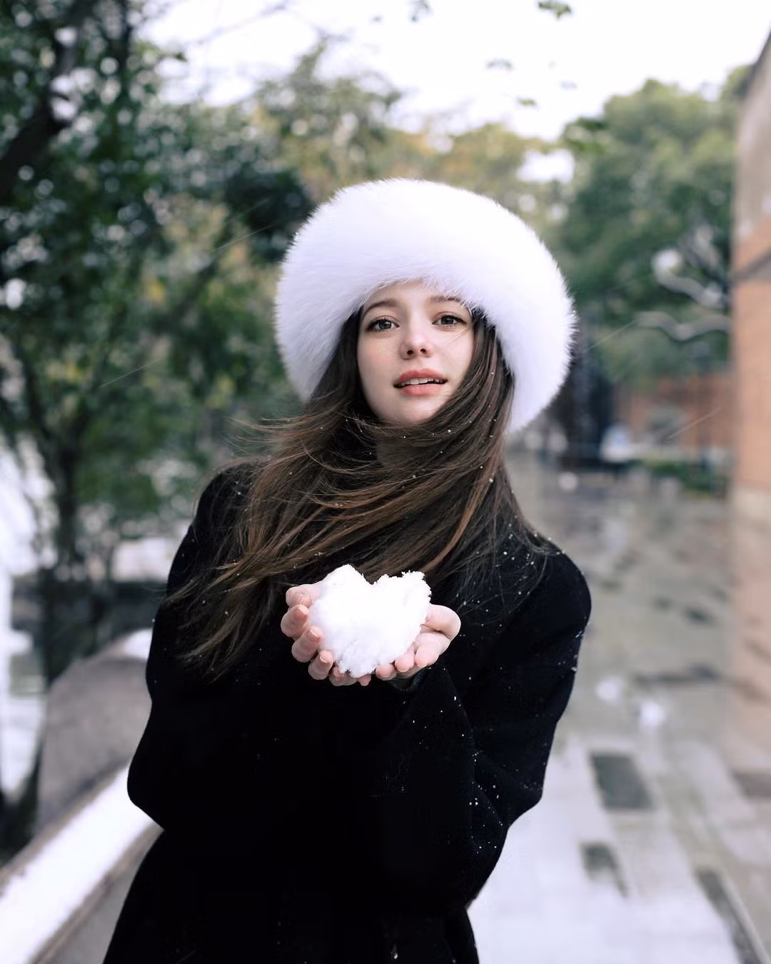 Hiện tại, Anastasia Cebulska đã làm mẹ. Vào tháng 3 vừa qua, cô từng gây chú ý khi chia sẻ những hình ảnh ở những tháng cuối thai kỳ.