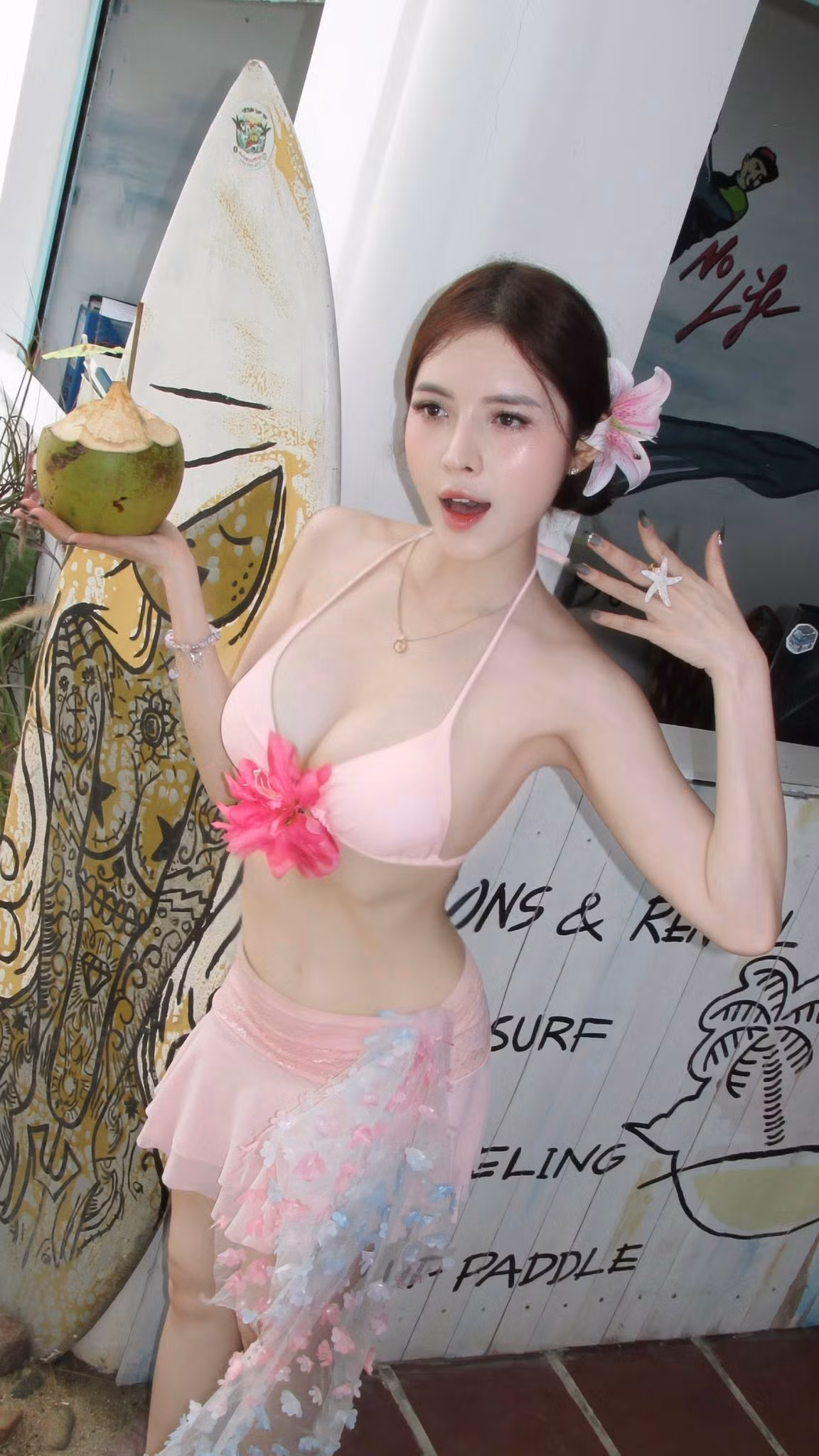 Bộ bikini hồng giúp Quế Chi khoe triệt để body thon gọn và săn chắc.