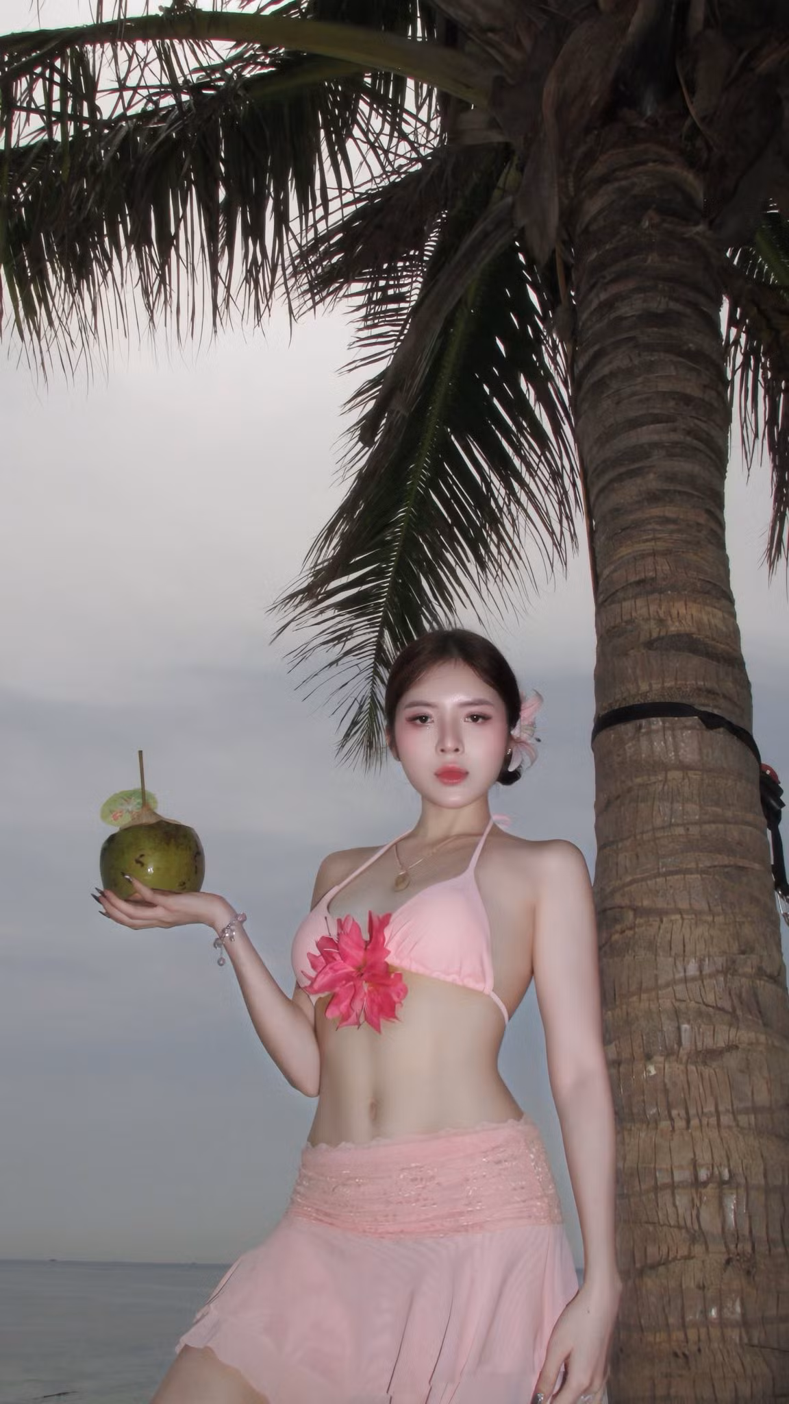 Hàng trăm bình luận khen ngợi sắc vóc của Quế Chi đã được để lại dưới bài đăng của cô nàng.