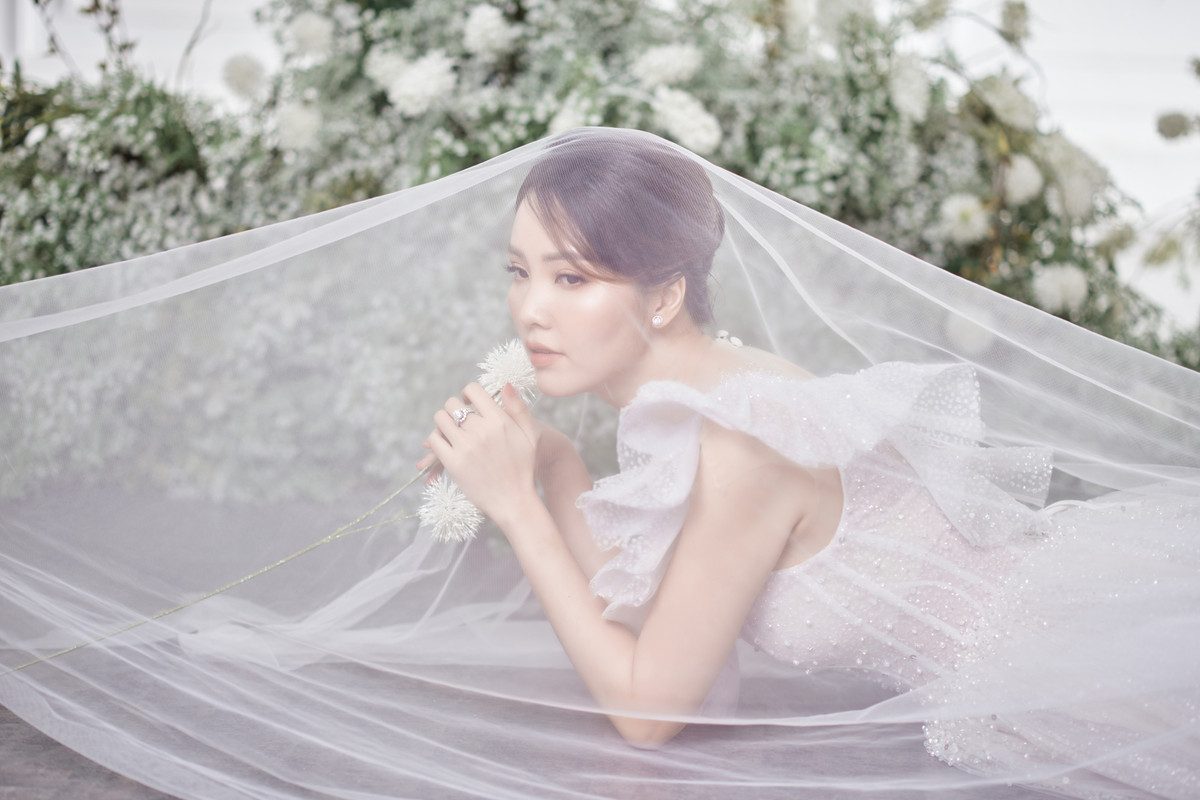 Cũng theo Thụy Vân chia sẻ, có lẽ vì cô và em họ thường xuyên gắn bó nên được nhiều người nhận xét nhan sắc hai chị em khá giống nhau.