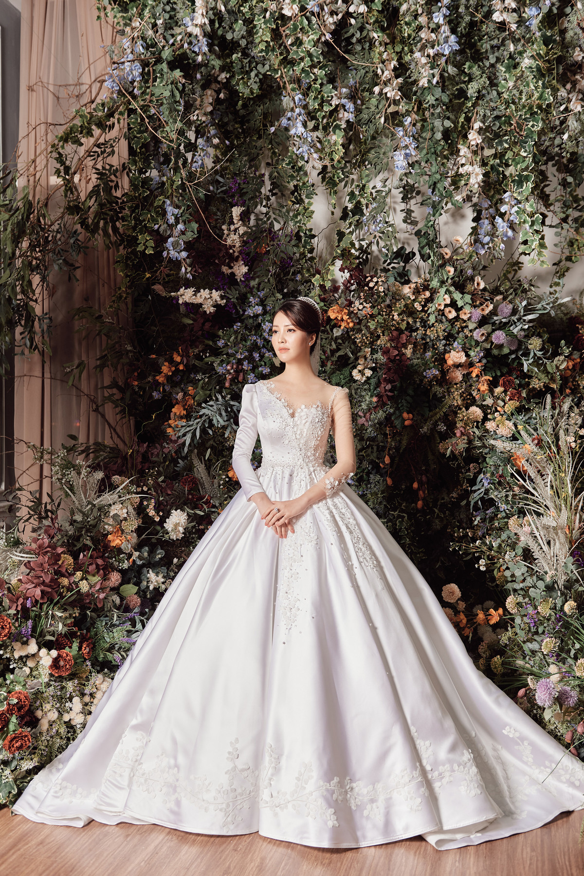 Được biết, bộ ảnh này đều do Á hậu Thụy Vân lên ý tưởng và lựa chọn váy. Bởi ngoài công việc ở VTV, cô nàng còn kinh doanh áo cưới.