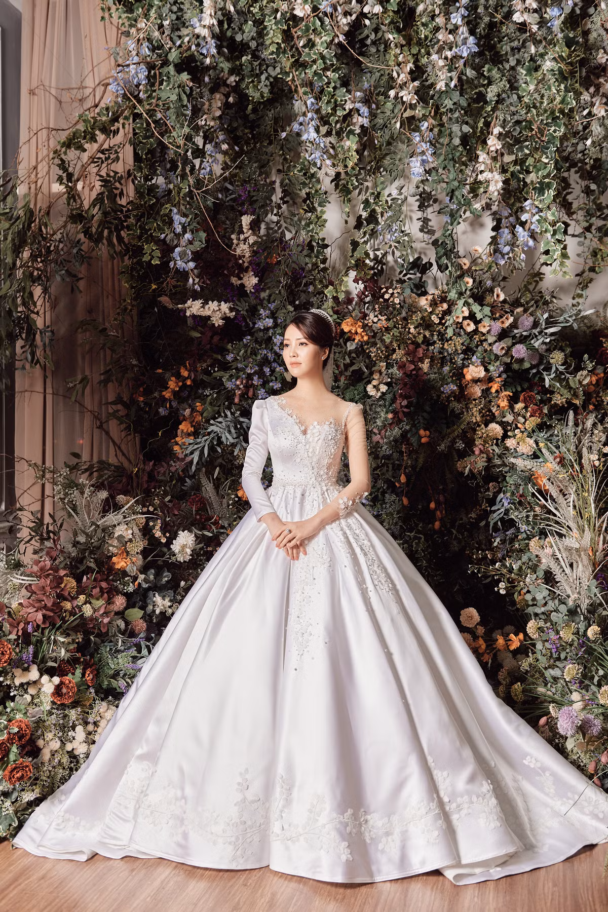 Được biết, bộ ảnh này đều do Á hậu Thụy Vân lên ý tưởng và lựa chọn váy. Bởi ngoài công việc ở VTV, cô nàng còn kinh doanh áo cưới.