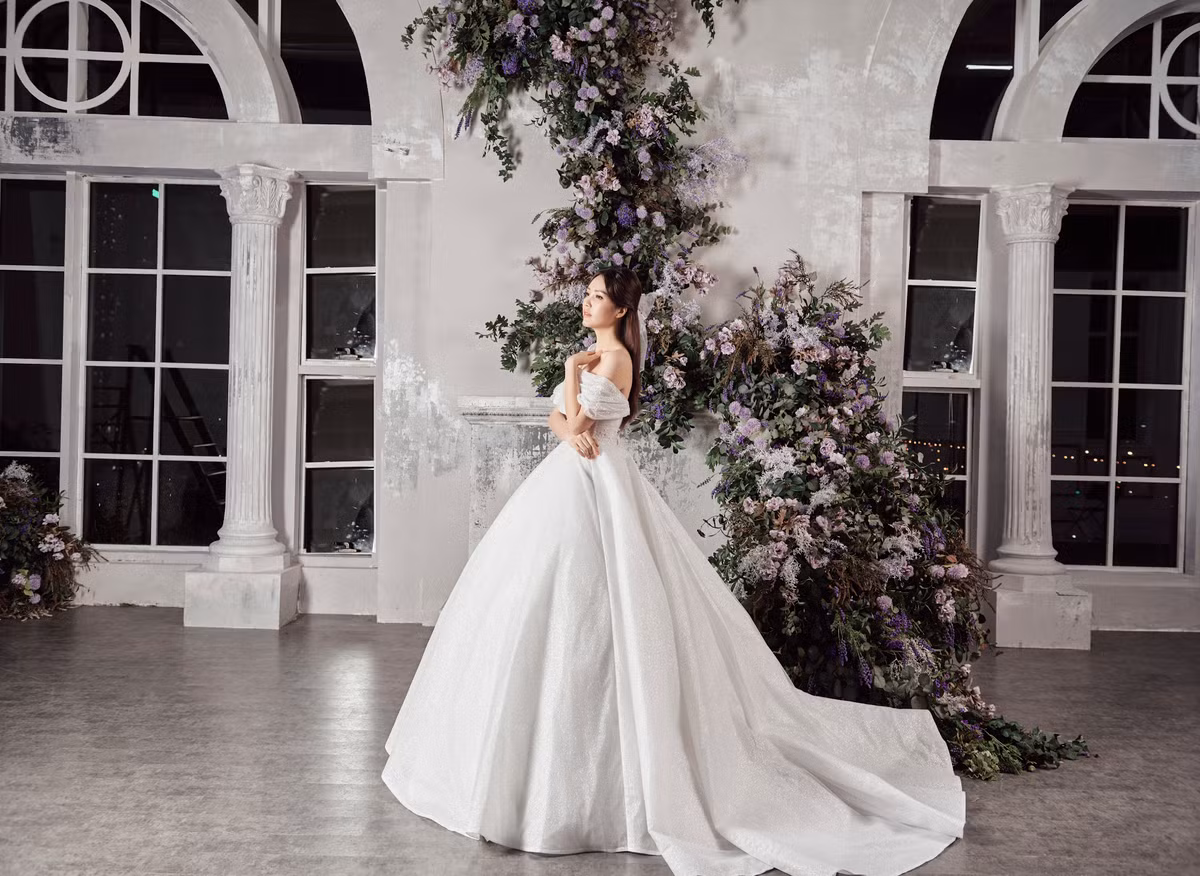 Trong bộ ảnh mới của mình, Thụy Vân vào vai một cô dâu với chiếc váy trắng tinh khôi và khăn voan vô cùng dịu dàng.