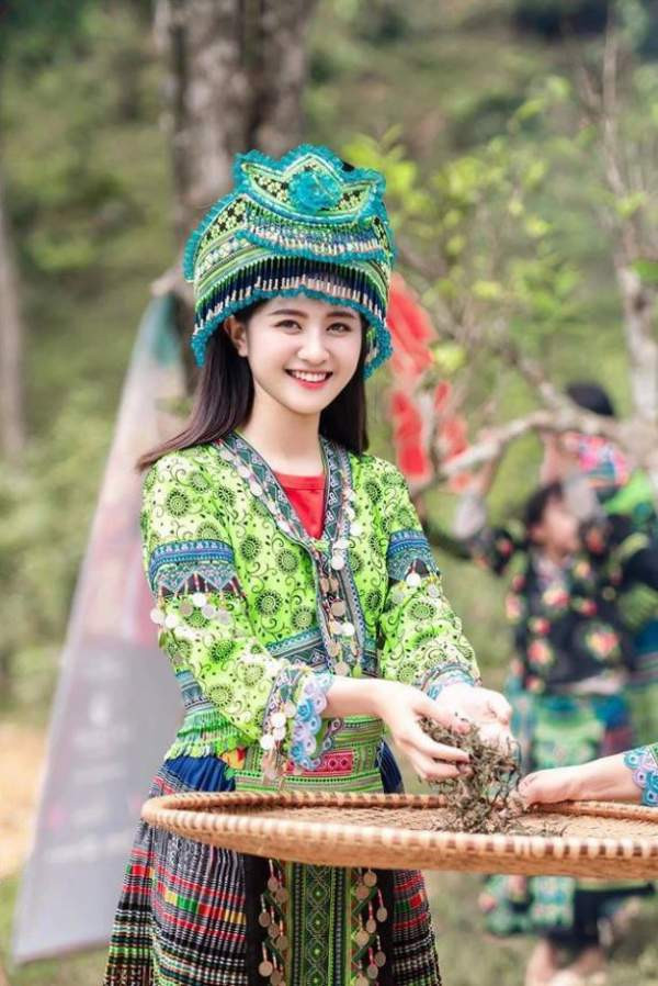 Hot girl ảnh thẻ diện thời trang dân tộc.