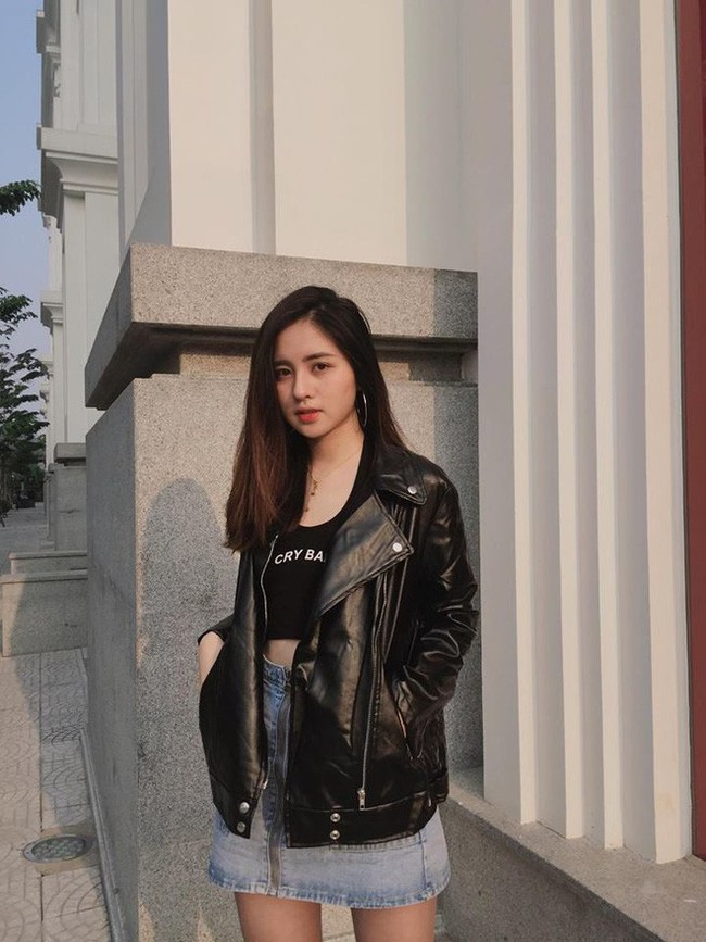 Thu Trang thường mix&amp;match rất khéo léo những items đơn giản như áo thun, chân váy và giày sneaker thành 1 bộ cánh rất ưa nhìn.