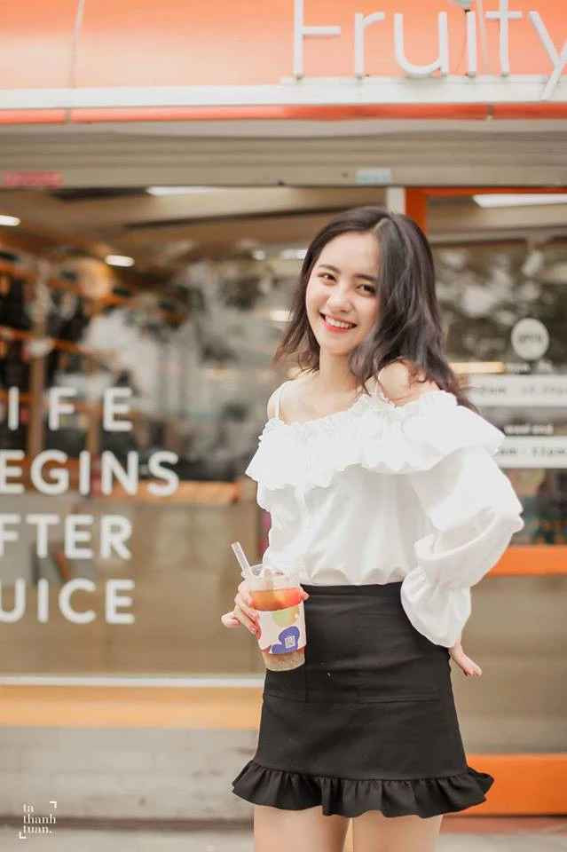 Đối với nhiều người, ảnh thẻ có lẽ là thứ mà rất nhiều người muốn giấu nhẹm đi nhưng mọi thứ dường như không đúng với Thu Trang khi chính khoảnh khắc ấy khiến cô bạn trở nên vô cùng nổi tiếng.