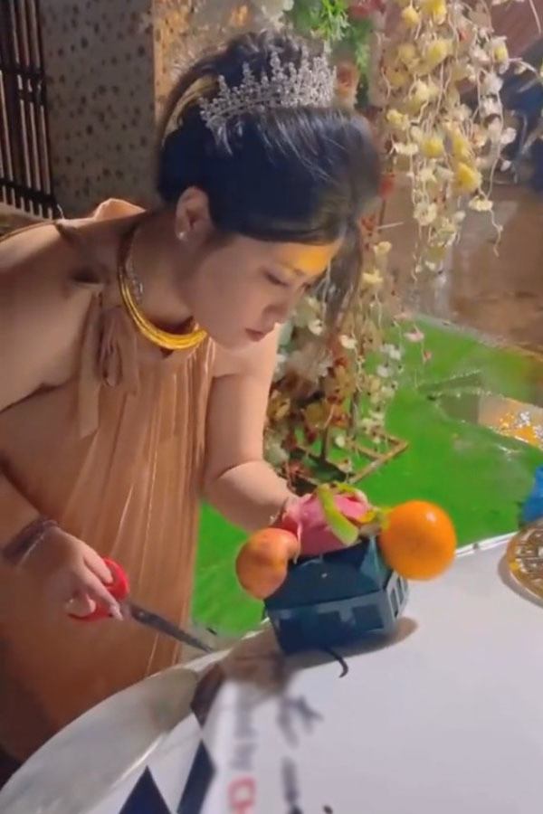 Thời gian gấp rút vì vốn dĩ hoa quả không thể để bên ngoài quá lâu nên vừa đi làm lễ Công cô (lễ gia tiên - buổi lễ được coi là hình thức ra mắt của cô dâu chú rể với ông bà tổ tiên) bên nhà trai về, nàng dâu chị chỉ kịp thay bộ váy thoải mái, chẳng kịp tẩy trang, xõa tóc mà lao vào làm luôn lúc 10h tối.