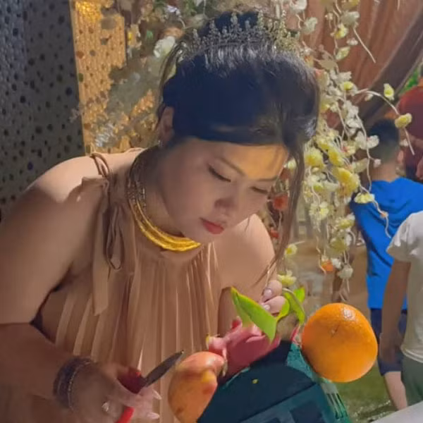 Mới đây, trên kênh TikTok B., một cô gái đã đăng tải đoạn clip về quá trình trang trí xe hoa đón dâu của mình. Không chỉ gây chú ý bởi sự mới mẻ, độc đáo mà lòng tâm huyết đối với "nhân chứng tình yêu" của hai vợ chồng cũng khiến nhiều người cảm thấy đồng cảm, thích thú.