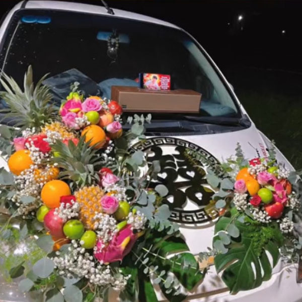 Dẫu vậy, cô vẫn muốn tự mình chuẩn bị. "Thật sự khi biết mình cắm xe hoa, mọi người đã khuyên nên thuê xe cho tiện nhưng tụi mình đã quyết định phải tự tay trang trí mới được", cô dâu viết.