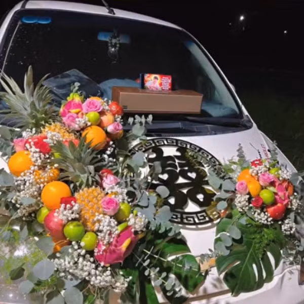 Dẫu vậy, cô vẫn muốn tự mình chuẩn bị. "Thật sự khi biết mình cắm xe hoa, mọi người đã khuyên nên thuê xe cho tiện nhưng tụi mình đã quyết định phải tự tay trang trí mới được", cô dâu viết.